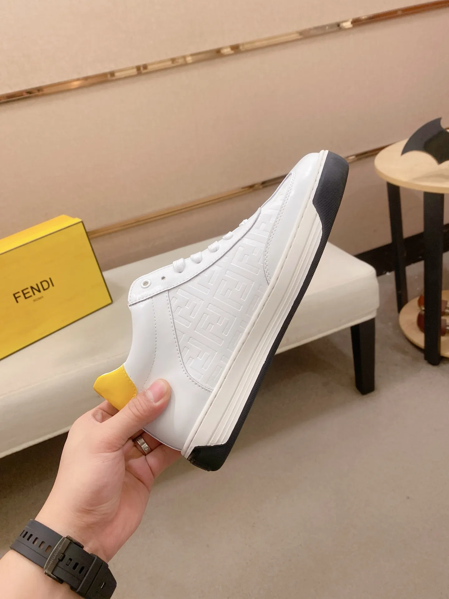 Factory price: 420💰[Fendi] Fendi’s latest men’s casual shoes! Available at counters simultaneously! A one-to-one replica of the original. All imported official website one-to-one cowhide fabric. The interior is made of top-grade sheepskin, and the original factory-supplied rubber outsole is used. Leading new fashion concepts. Matching code: 38-44. (can be customized for 45 non-refundable)